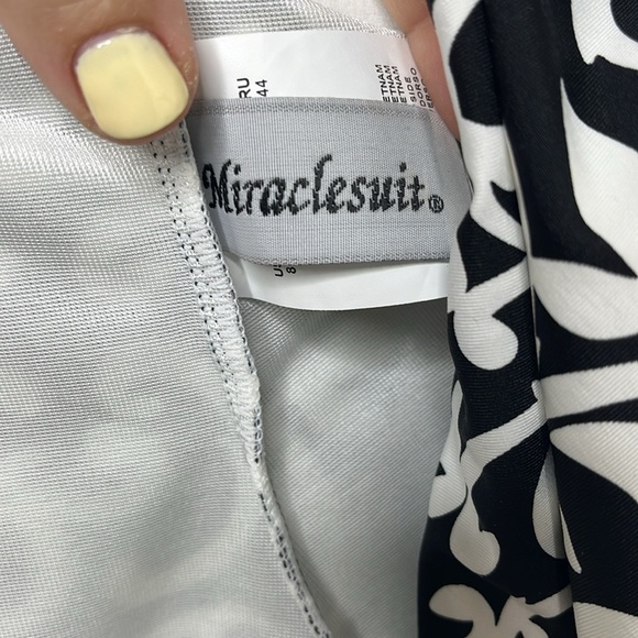 Miraclesuit Love Scroll Knot Flyaway Black Tankini Swim Top Women's Size 8 - Picture 6 of 7